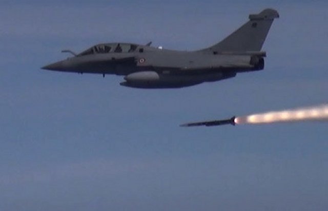 On 28th April 2015, teams from the French Ministry of Defence, Dassault Aviation and MBDA carried out the first guided firing of the long-range Meteor missile against an air target from a Rafale combat aircraft. The firing, from a Rafale prepared at the DGA’s Cazaux Flight Test Centre (near Bordeaux, S.W. France), proceeded successfully within the secured zone of the DGA Essais de Missiles (previously Centre d'Essais des Landes) in Biscarosse (also near Bordeaux). 