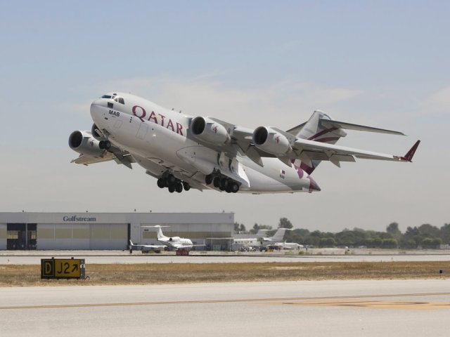 Boeing and the government of Qatar recently signed an agreement for the purchase of four more C-17 Globemaster III airlifters. These aircraft will join the Qatar Armed Forces’ (QAF) existing fleet of four and help meet their ongoing airlift requirements, Boeing announced yesterday during at Paris Air Show 2015. 
