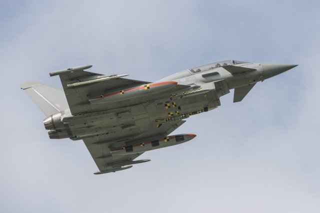 Eurofighter Typhoon successfully completes further Storm Shadow and Meteor missiles  trials 640 002