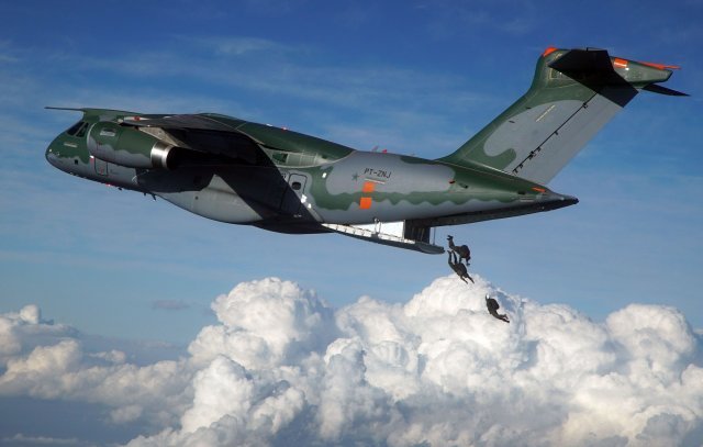 Embraer KC 390 airlifter follows toward certification in 2017 640 001