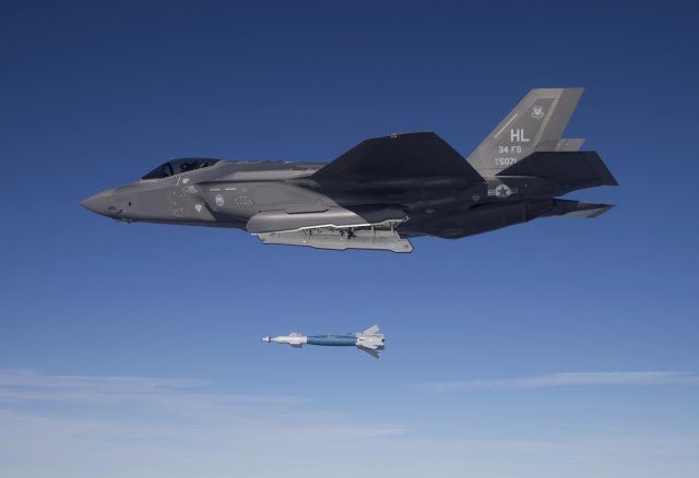 USA F 35A fighter jets dropped GBU 12 laser guided bombs for the first time 640 001