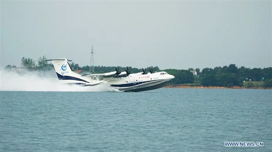 CAIGA AG600 amphibious aircraft completes high speed taxiing test on water 001