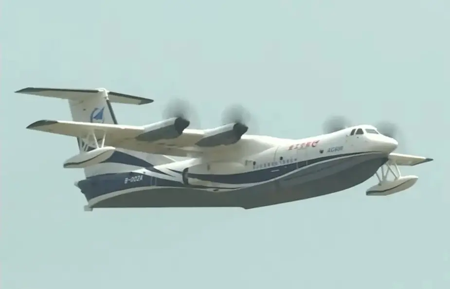 Amphibious aircraft AG600 drops 9 tonnes of water during flight at Airshow China 2021 02