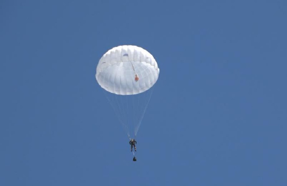 Rostec handed over Kadet 100 parachute system for state tests